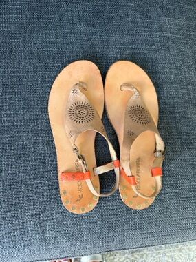 Koolaburra Size 8 Tan Leather Thong Sandals with Red Accent Strap.